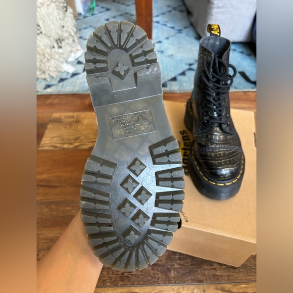 NWOT Dr Martens Platform Size 6 - Picture 3 of 5